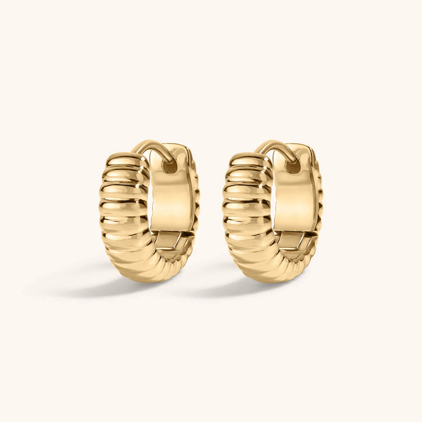 Plisse Huggie Hoops, 13mm